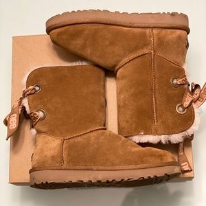 UGG WMNS BOOTS BAILEY BOW SHORT CHESTNUT SIZE 7